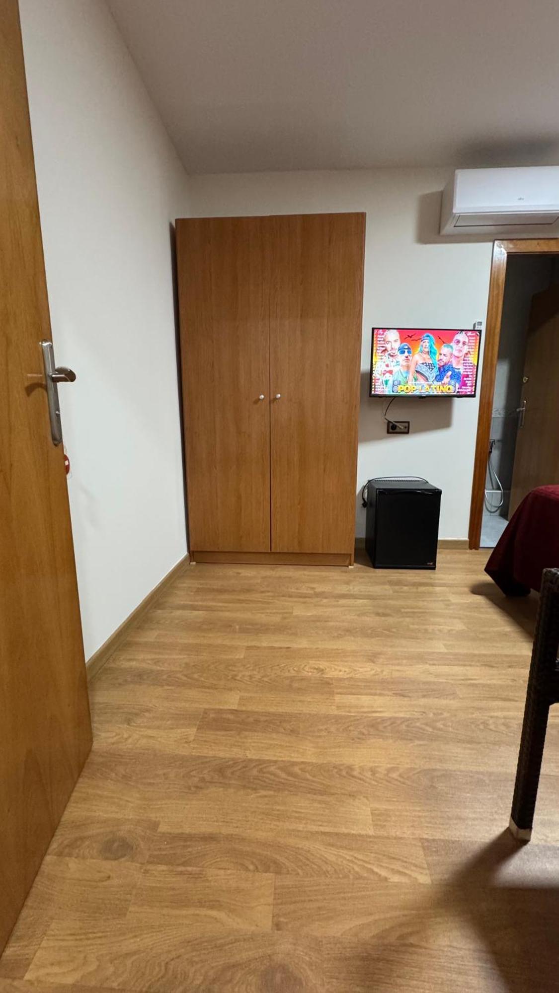 Hostal Madrazo Barcelona Luaran gambar