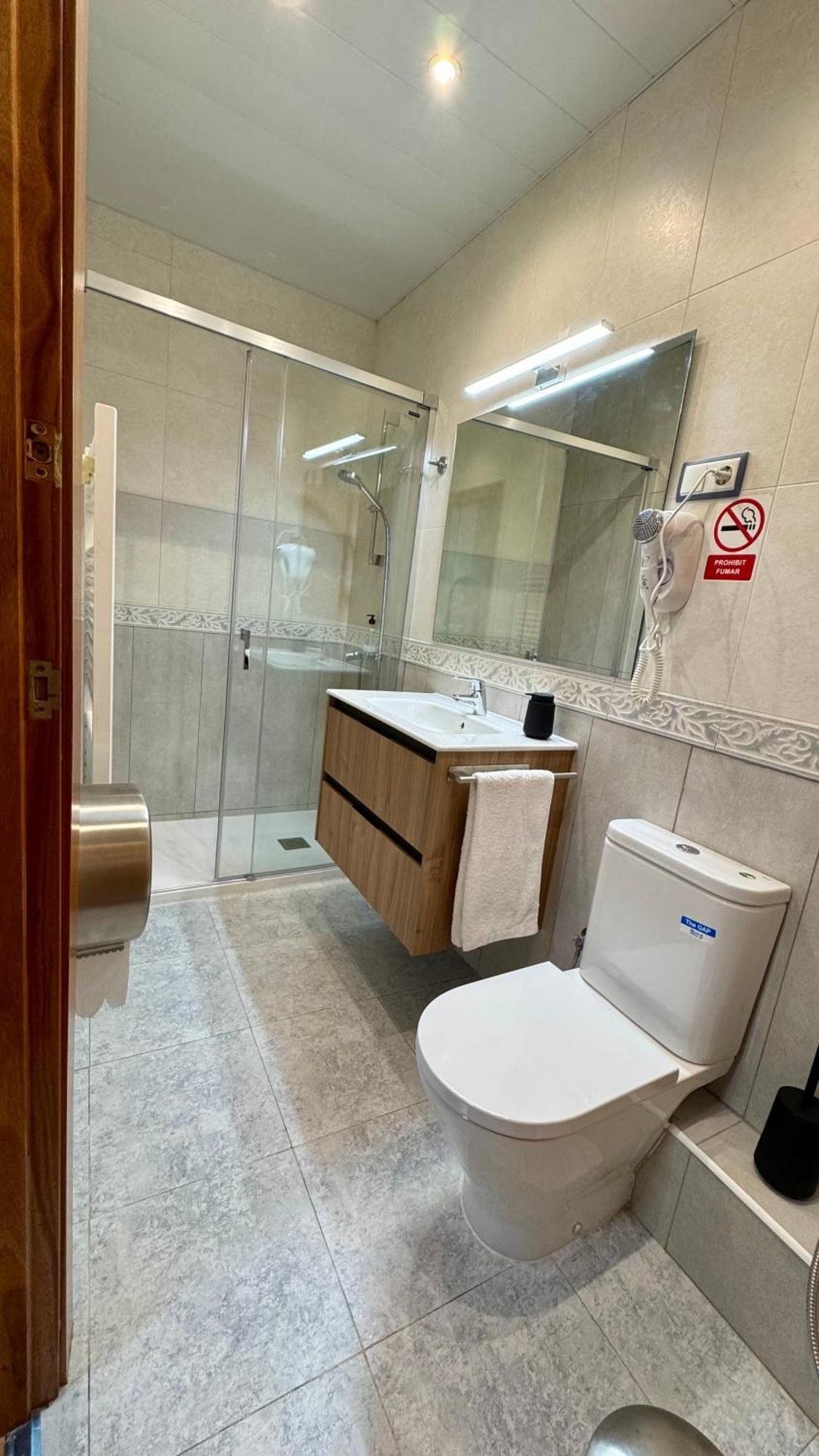 Hostal Madrazo Barcelona Luaran gambar