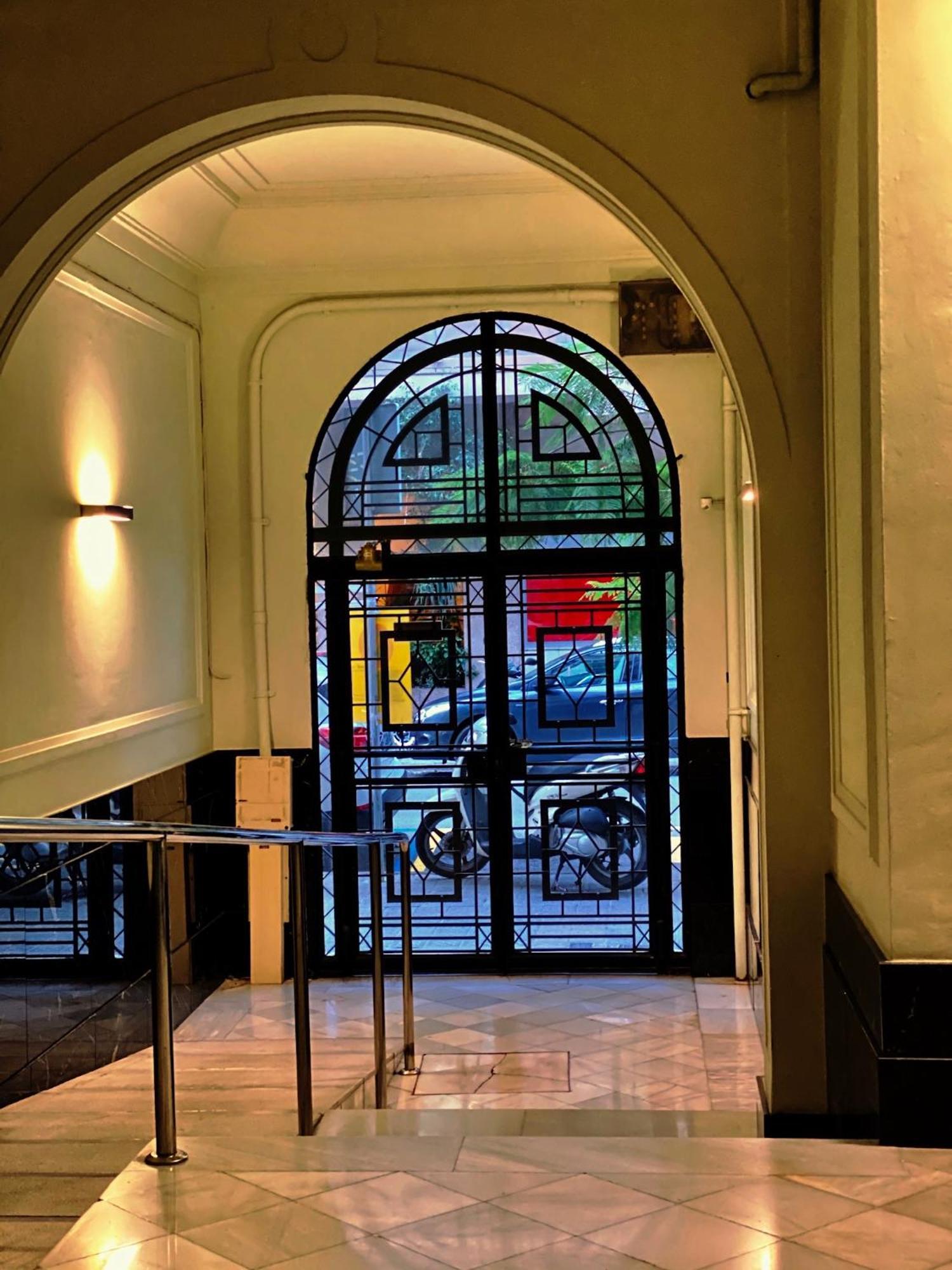 Hostal Madrazo Barcelona Luaran gambar